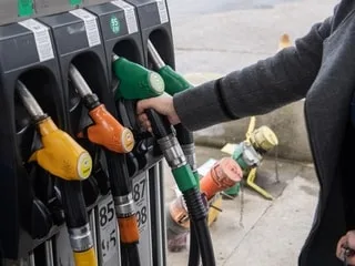 Carburants : Emmanuel Macron demande à son gouvernement une « totale mobilisation » sur l’approvisionnement et les prix