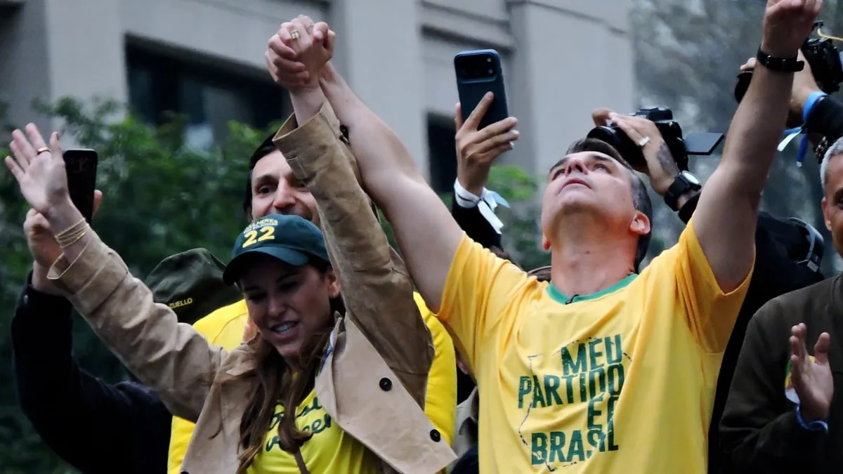 Flávio Bolsonaro critica em comício aumento do Bolsa Família anunciado por Lula