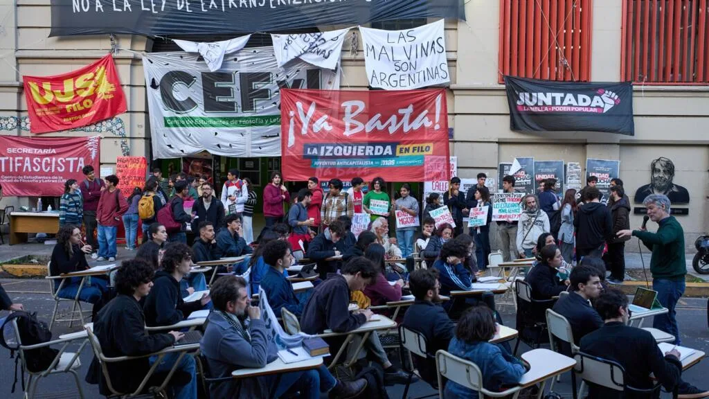 Javier Milei sous la pression des étudiants et des députés en Argentine