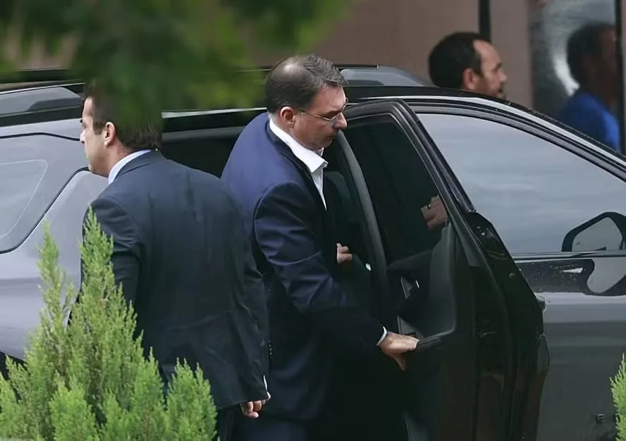 Flávio Bolsonaro visita o pai após fim de restrição de 90 dias