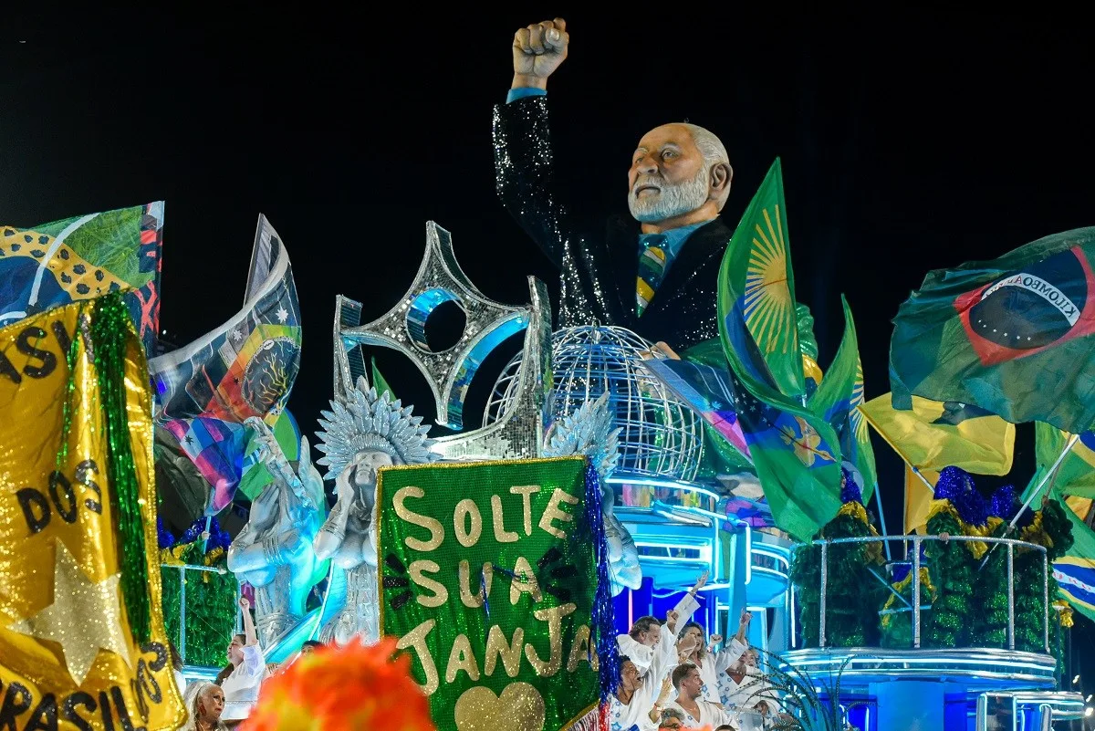 TSE vai investigar ação de Flávio contra Lula por desfile de escola de samba