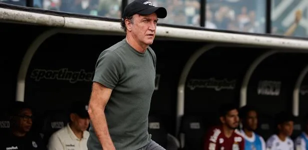 Do papo com organizada ao 3 a 0: Cuca reconecta Santos com torcida