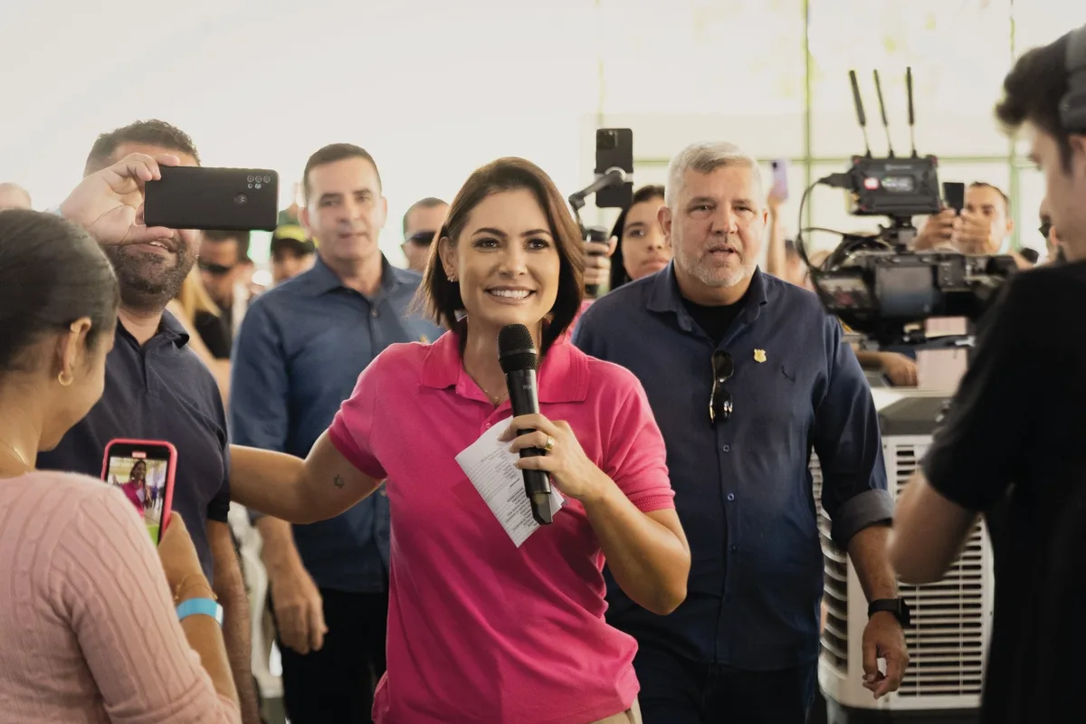 A missão de Michelle que pode esvaziar sua participação em campanha por Flávio