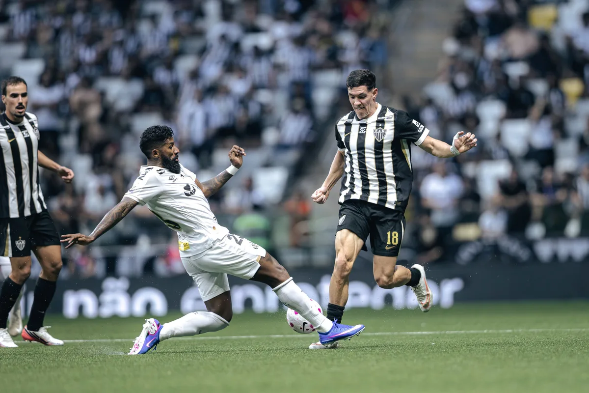 Com gol de bicicleta, Atlético-MG vira nos acréscimos e vence Santos