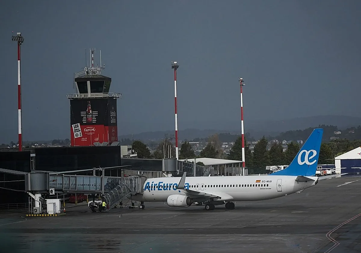 Varios vuelos desviados y cancelados por un episodio de espesa niebla en Alvedro