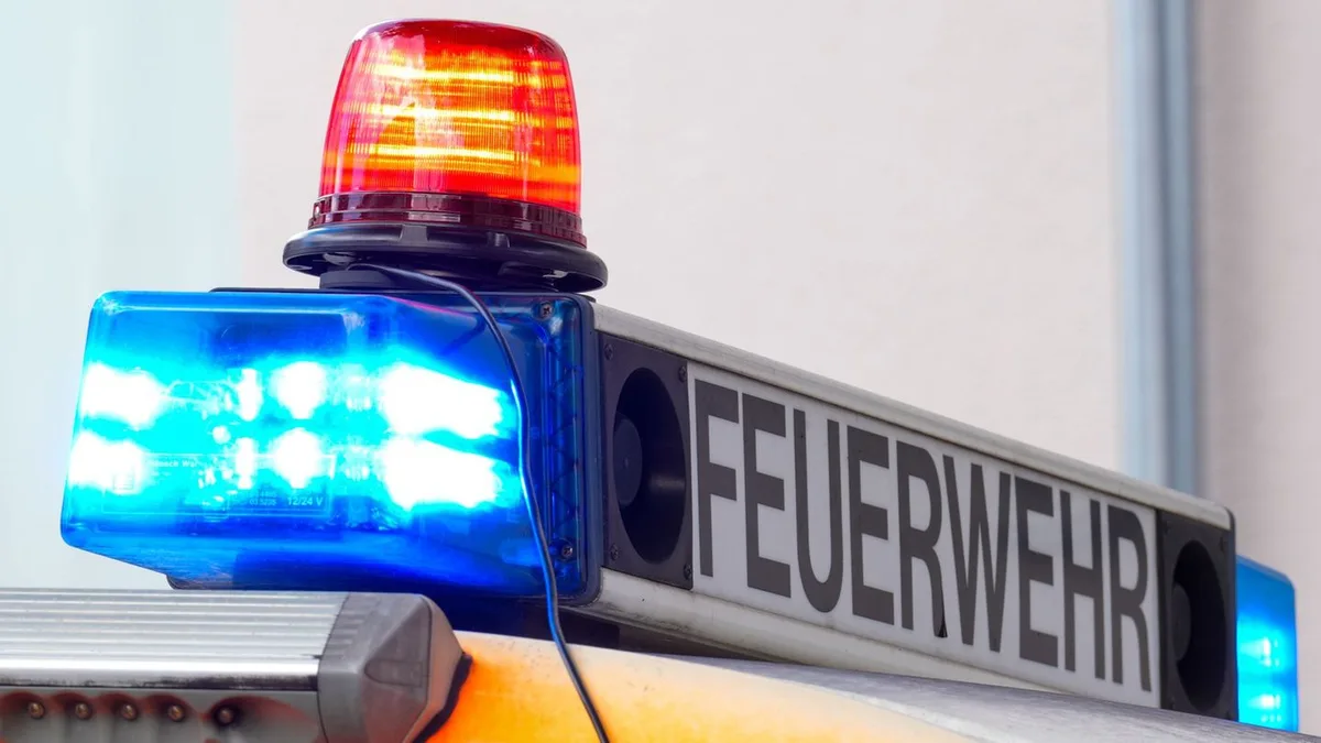 Unfall in Spandau: Auto zwischen Bäumen verkeilt – Person in Lebensgefahr