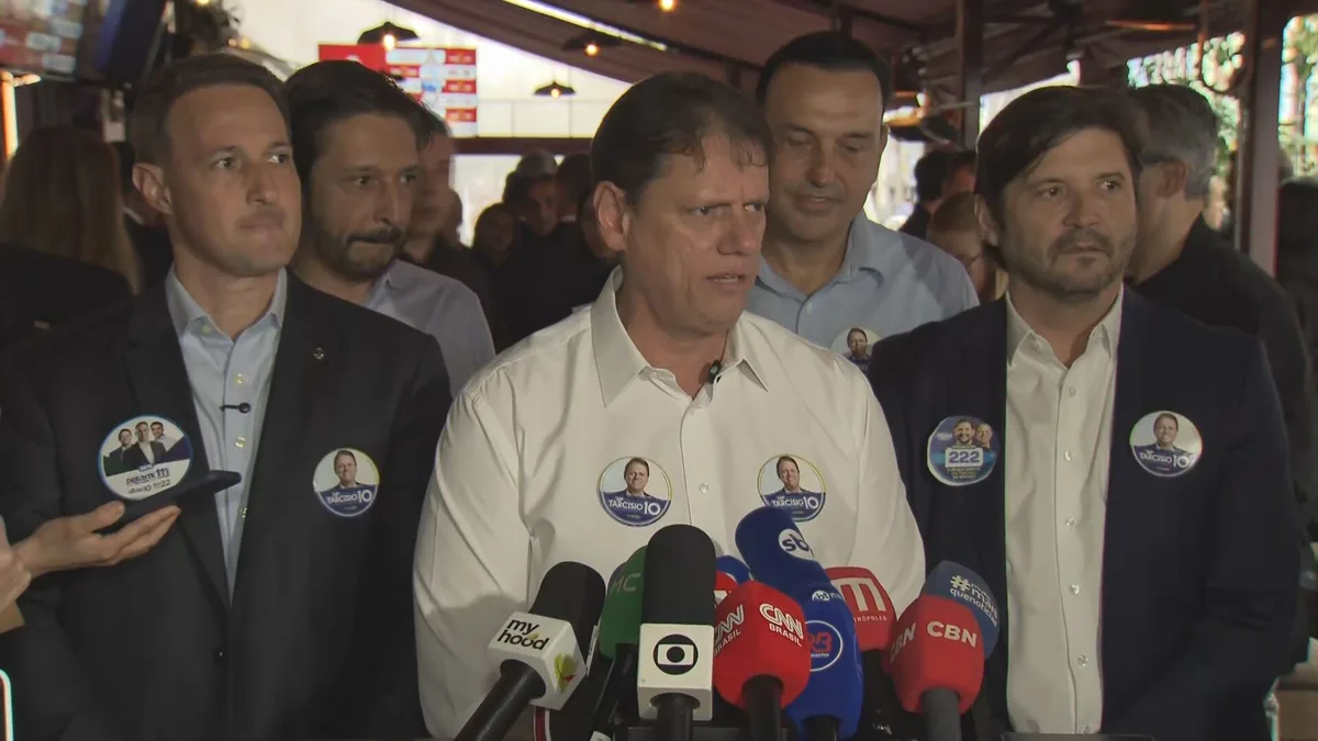 Tarcísio minimiza ausência em agendas de campanha de Flávio em SP e evita falar em Presidência em 2030