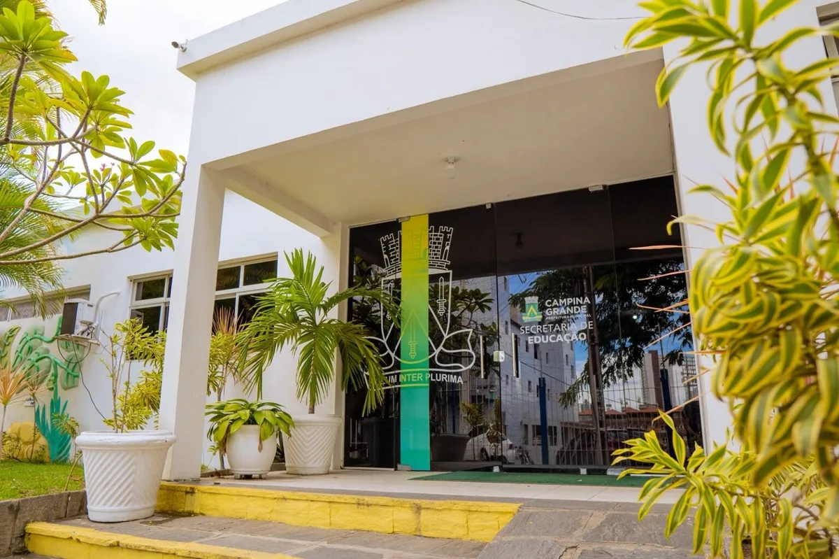 Campina Grande paga 14º salário para servidores da educação que alcançaram metas no Ideb