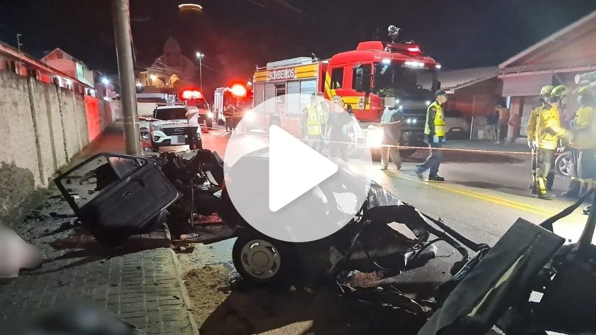 VÍDEO: Batida brutal em poste parte carro ao meio e deixa um morto e dois feridos em SC