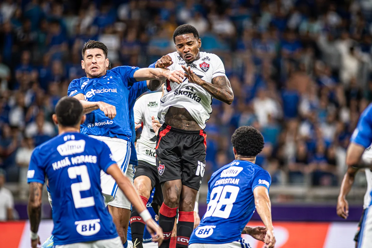 Vitória tem força no Barradão, mas Cruzeiro ameaça como visitante