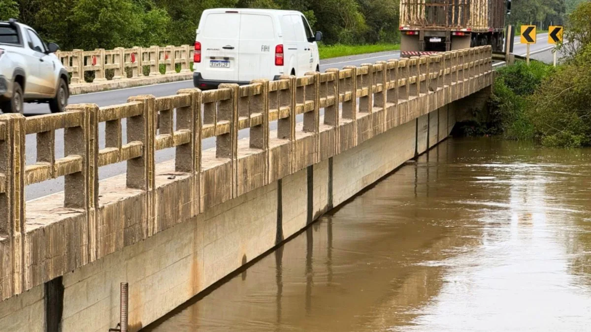 Nível do rio sobe 7 metros em ponte da BR-280 e água avança sobre bairros que ainda estavam secos em SC