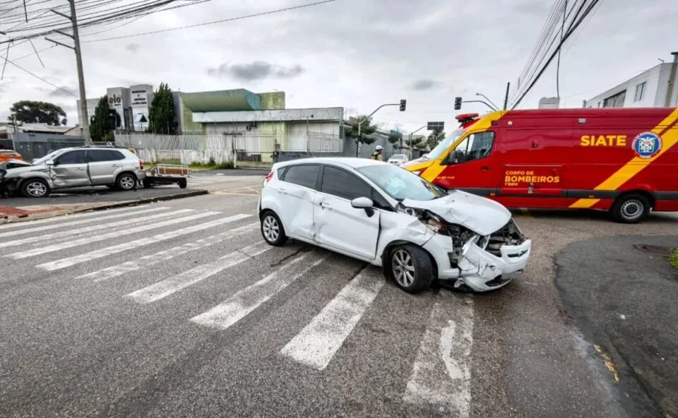 Susto! Acidente entre dois carros deixa três pessoas feridas no bairro Fanny, em Curitiba, e mobiliza resgate