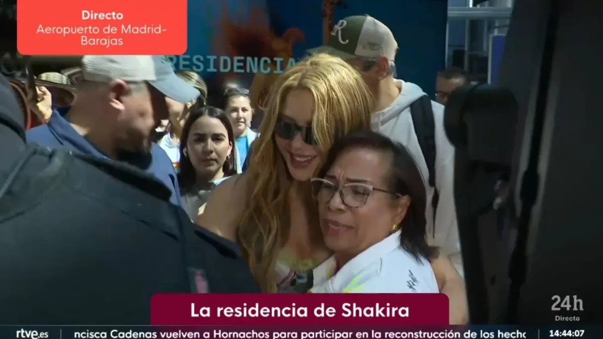 Shakira, recibida por una marea de fans en el aeropuerto de Madrid entre selfis, bailes y abrazos