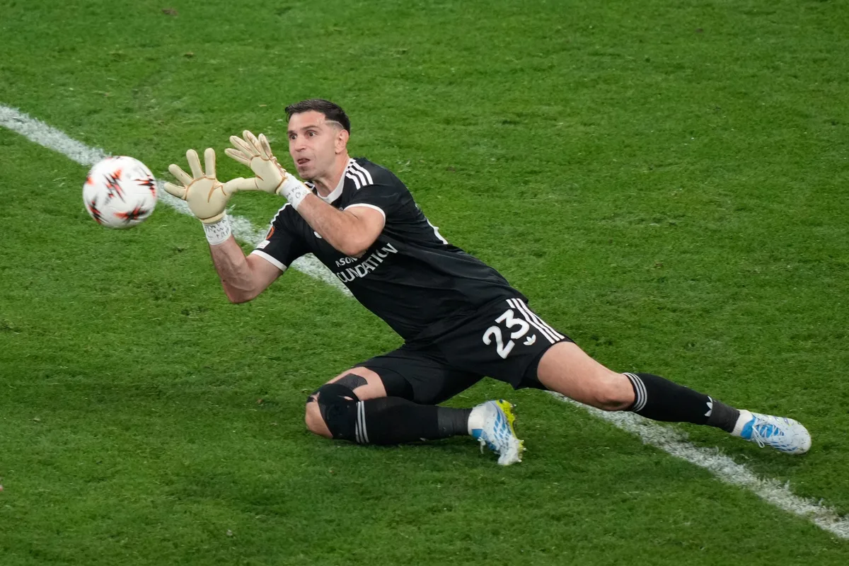 Juventus acelera para incorporar a Dibu Martínez mientras Aston Villa suma a un arquero japonés