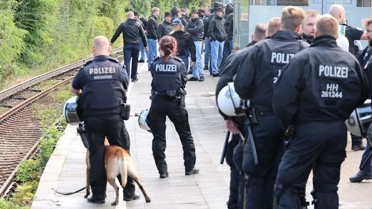 Pokal-Krawalle befürchtet! - Polizei stoppt HSV-Hooligans