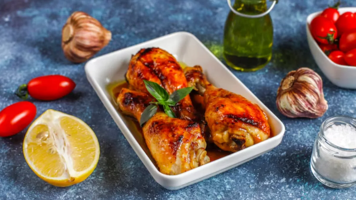 Los cocineros coinciden: más que con un limón, el pollo asado sale más jugoso con un buen marinado