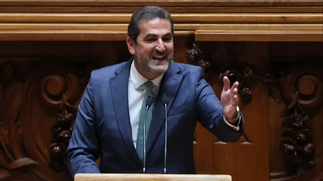 Moção é "deslocada da realidade". Ventura quer "estar nas televisões"