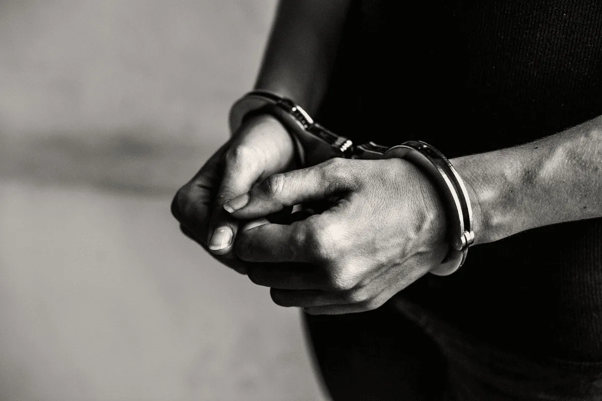 Homem é condenado a 35 anos por tentar matar companheira a tijoladas