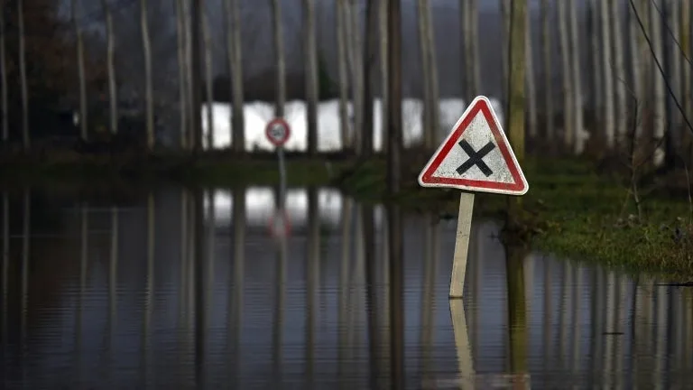 Pluie-inondations, orages et crues: trois départements en vigilance orange ce lundi, un passage en vigilance rouge possible