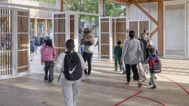 Pai detido por ameaçar segurança de escola por ter repreendido a filha