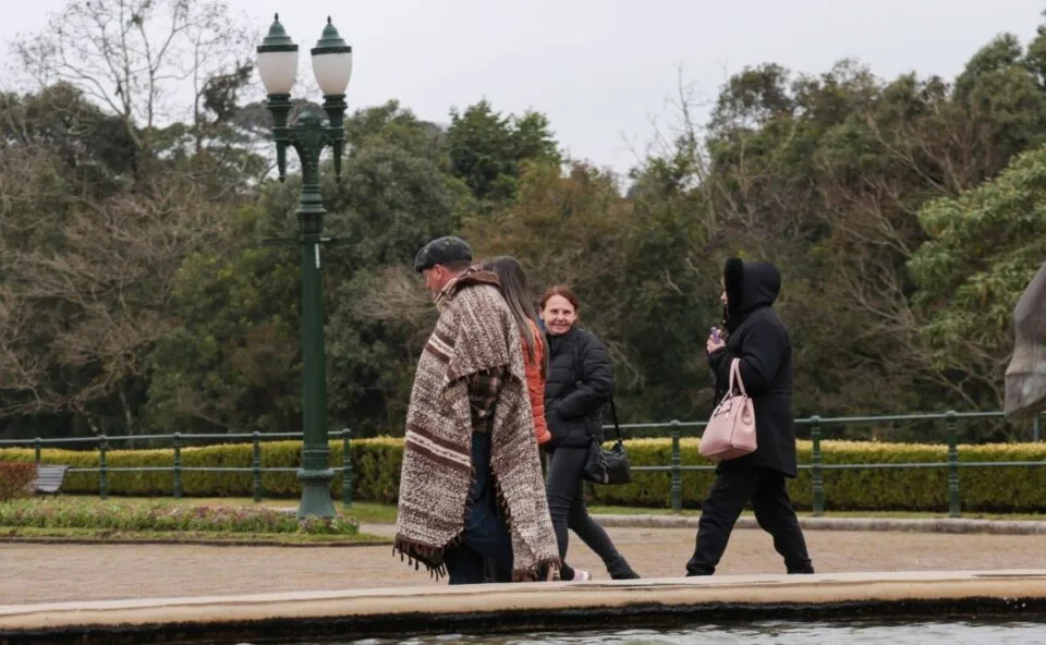 Paraná esquenta de vez e Curitiba vai de 9°C a quase 30°C nesta semana; confira previsão do tempo