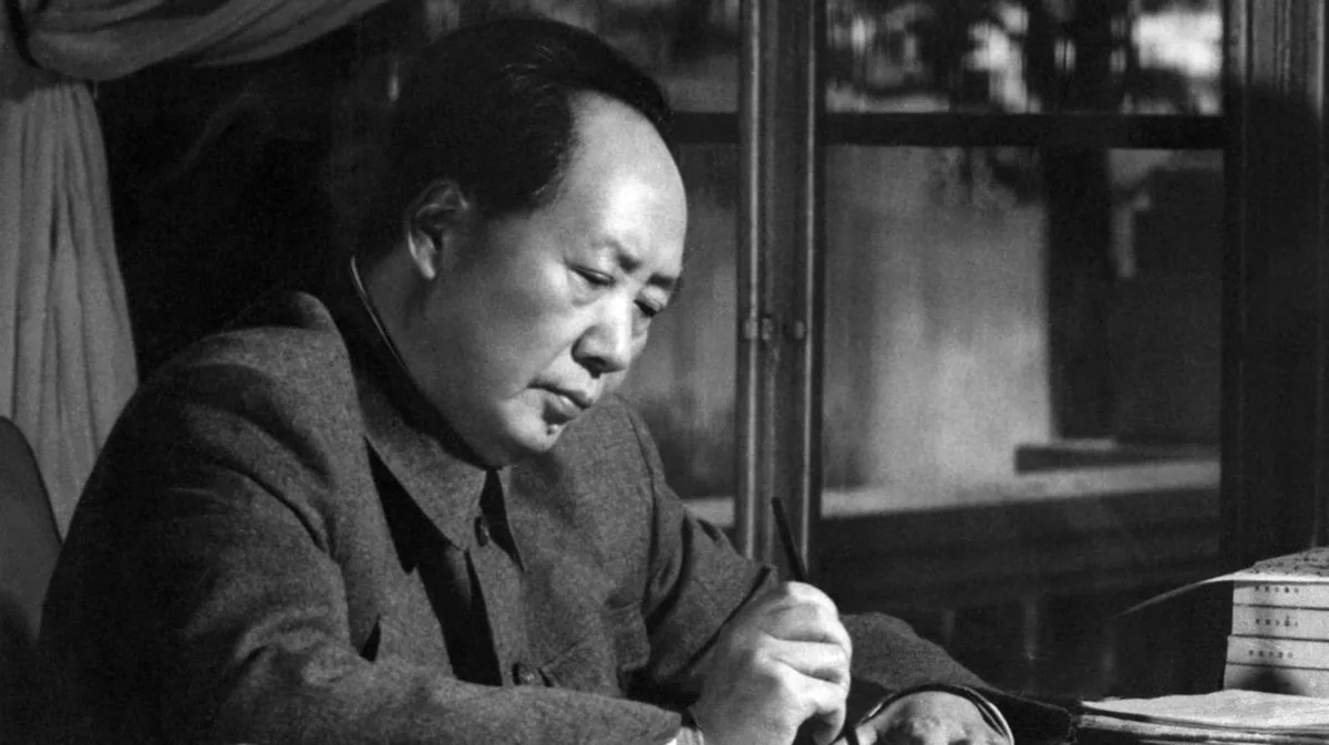 Los hábitos extremos de la vida íntima de Mao Tse-Tung: sus curiosas prácticas sexuales, sus adicciones y su falta de higiene