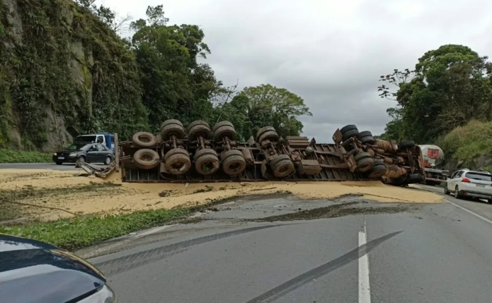 Caminhão tomba e bloqueia pista da BR-277 em Paranaguá após derramar carga de soja