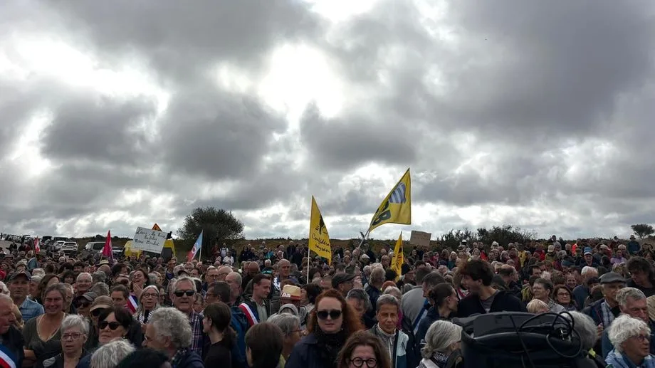 "Un impact jusqu'à la mer": 700 personnes ont manifesté dans les Monts d'Arrée, inquiètes pour la ressource en eau