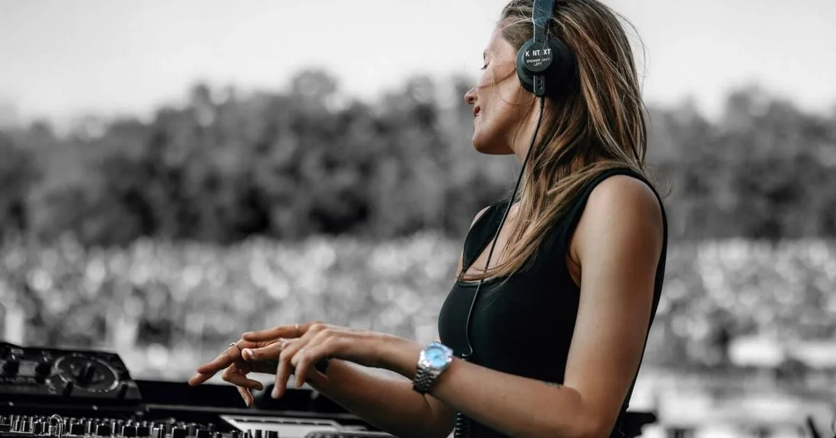 Charlotte de Witte lleva el techno al lujo: TUDOR ficha a la DJ que ha revolucionado la música electrónica