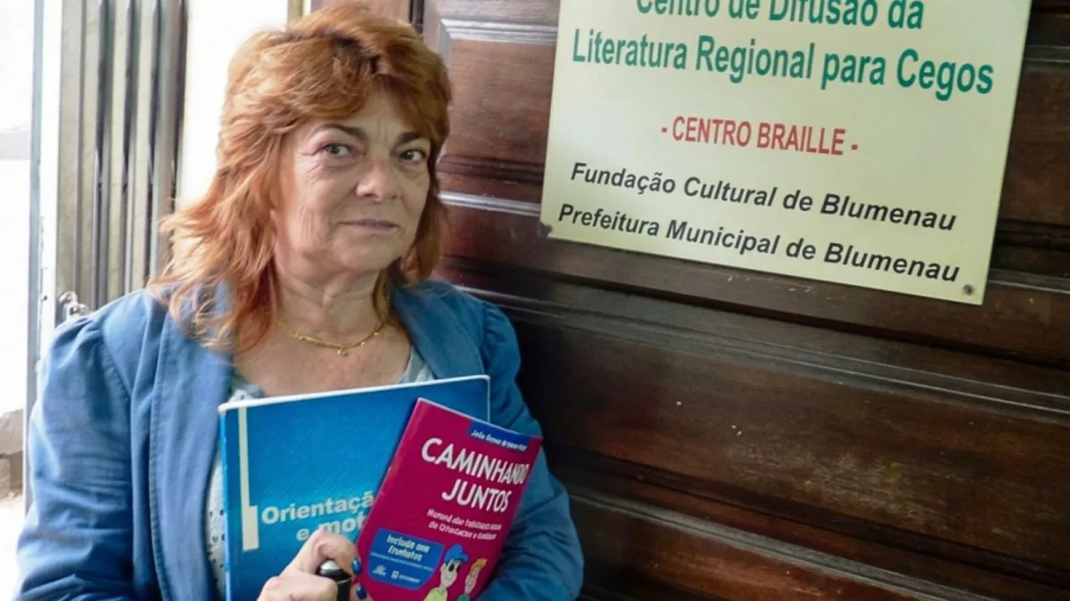 ‘Ver o mundo sem enxergar’: como menina que descobriu braille aos 6 anos transformou inclusão de pessoas cegas em missão de vida em Blumenau