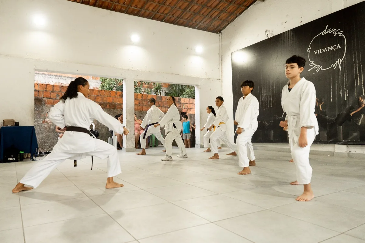 Fortalezas de todos: Adalice Rodrigues descobre o karatê e aos 69 anos mantém rotina ativa