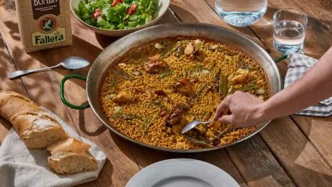 La paella, el plato que más une a los españoles: el 85% cree que ayuda a reconciliarse tras un conflicto