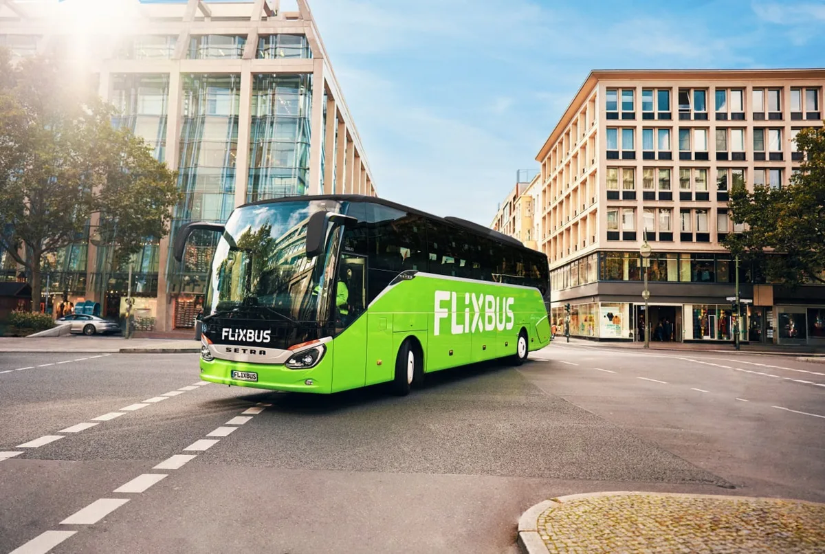 FlixBus acusa a Óscar Puente de proteger a empresas como Alsa al rechazar la competencia en el autobús