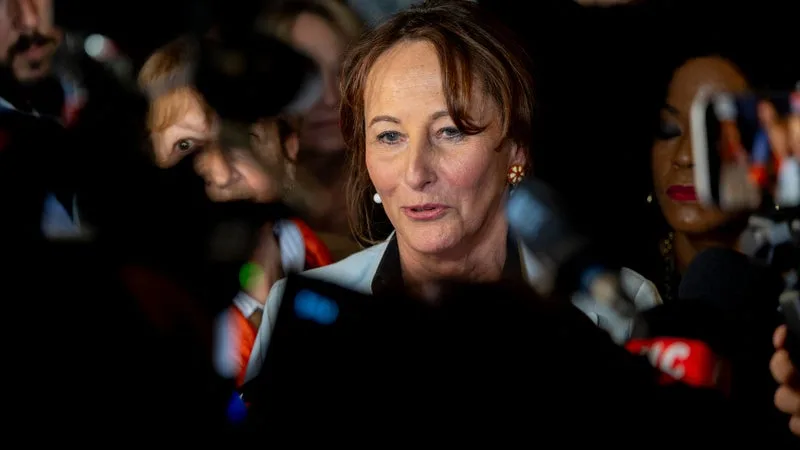 "Si ça dérive vers le macronisme, ce sera sans moi": Ségolène Royal pose ses conditions à un soutien à Raphaël Glucksmann