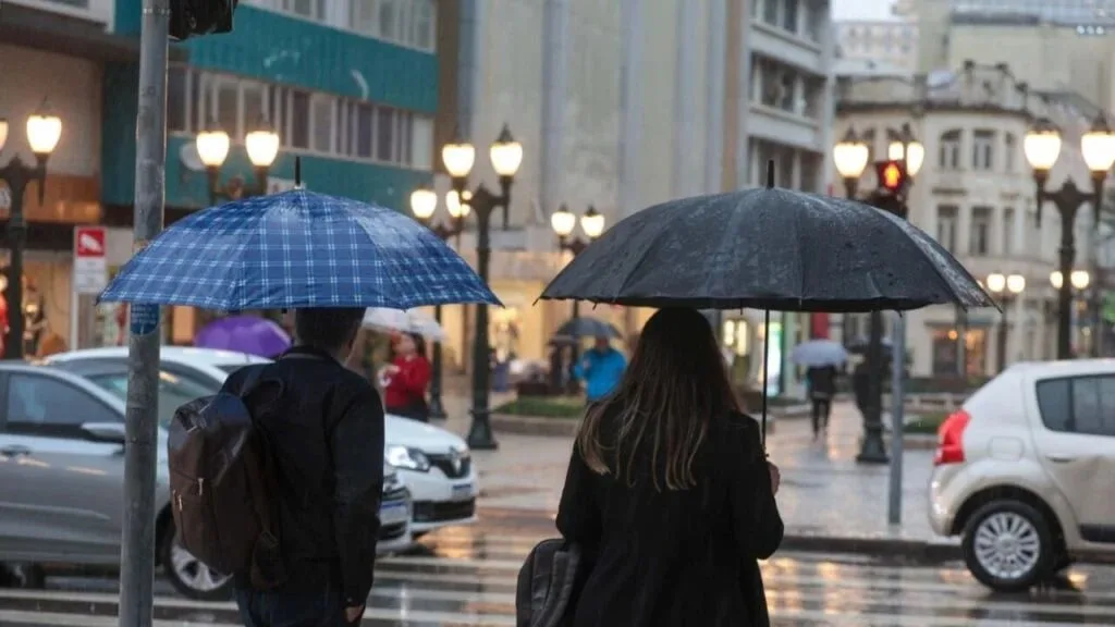 Risco de tempestade diminui no Paraná, que espera dias mais frios