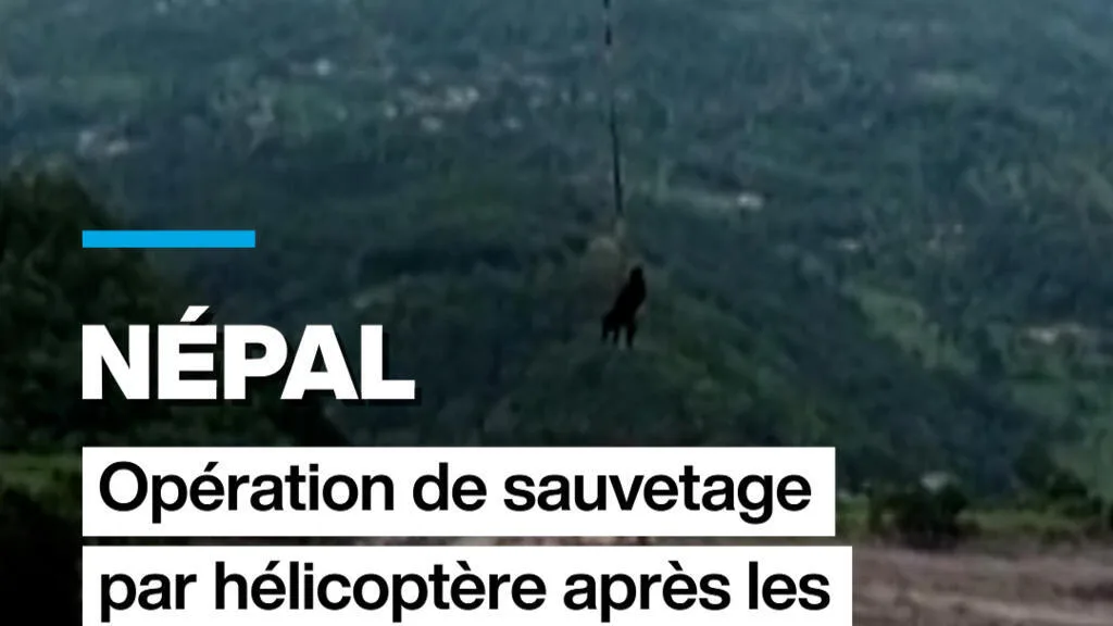 Au Népal, des sauvetages par hélicoptère après les crues meurtrières