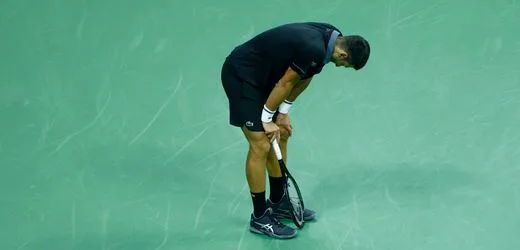 US Open: Novak Djokovic übergibt sich und verliert Erstrundenmatch gegen Außenseiter