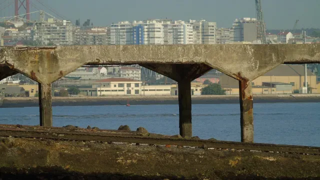 Adolescente de 13 anos morre após cair do 8.º andar em Corroios