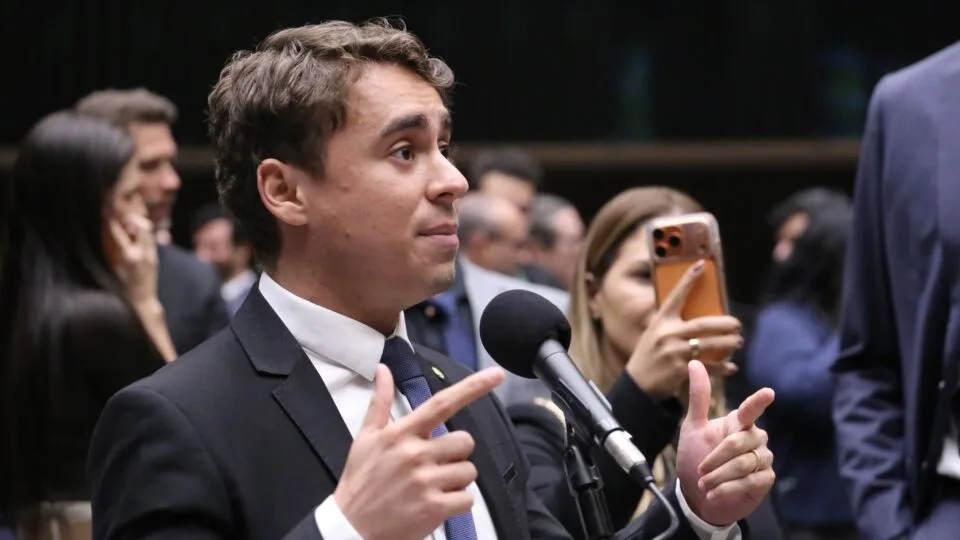 TRE-MG manda site de esquerda tirar do ar reportagens sobre Nikolas chamando Vorcaro de “lindão”