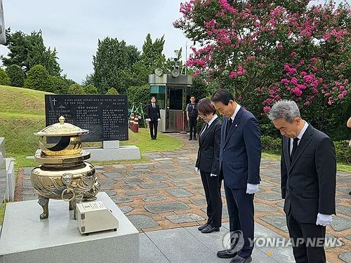 보훈장관, 김대중 전 대통령·육영수 여사 기일 맞아 묘소 참배