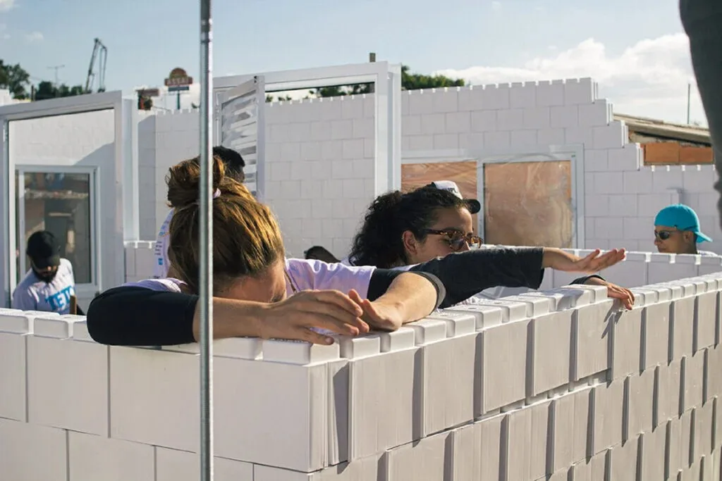 En Brasil tienen un atajo para resolver la vivienda: 2 toneladas de plástico, 27 metros cuadrados y montaje en 15 horas