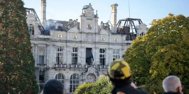 Après les saccages du 17 octobre, les maires, indignés, demandent des comptes