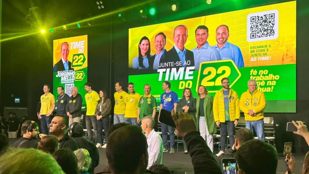 Público chega sob chuva para comício de Flávio Bolsonaro em Joinville; evento começou