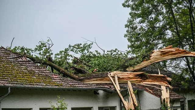 Unwetter: Sturmböen decken Dächer ab – Stadtteil von Singen abgesperrt