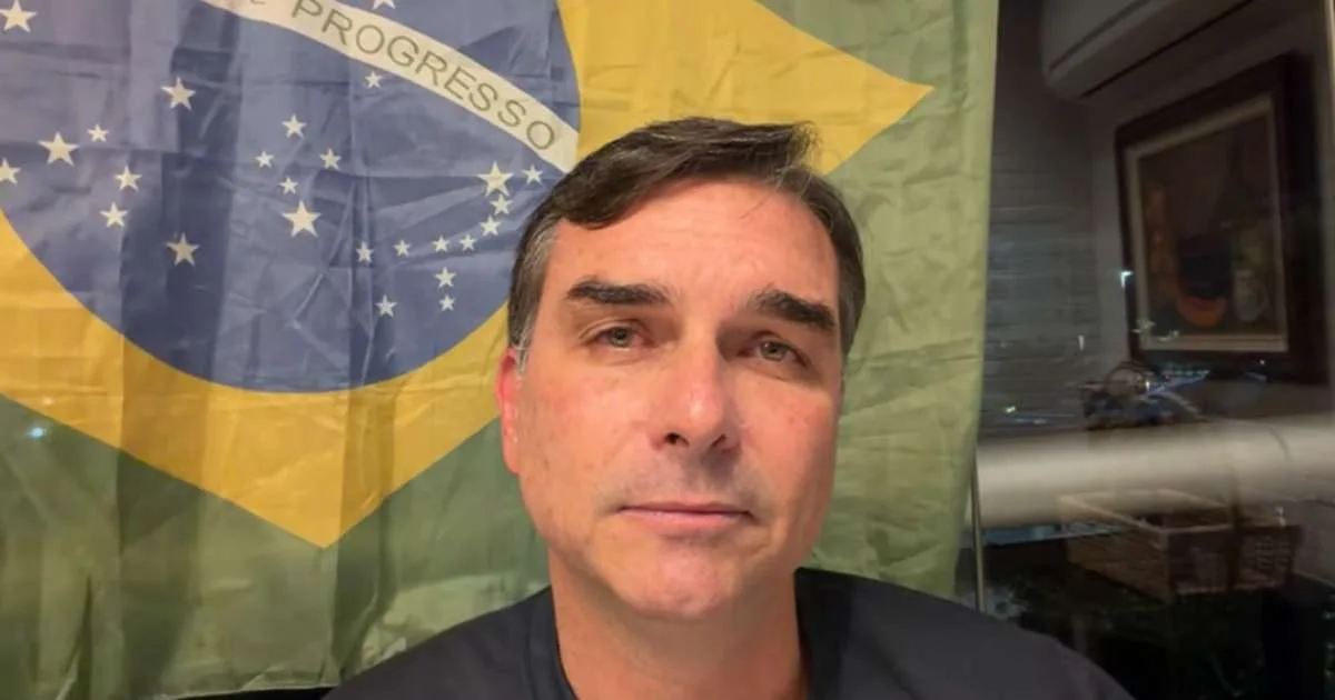 Flávio Bolsonaro aparece com pós-graduação que não fez em páginas oficiais; campanha alega ‘equívoco’