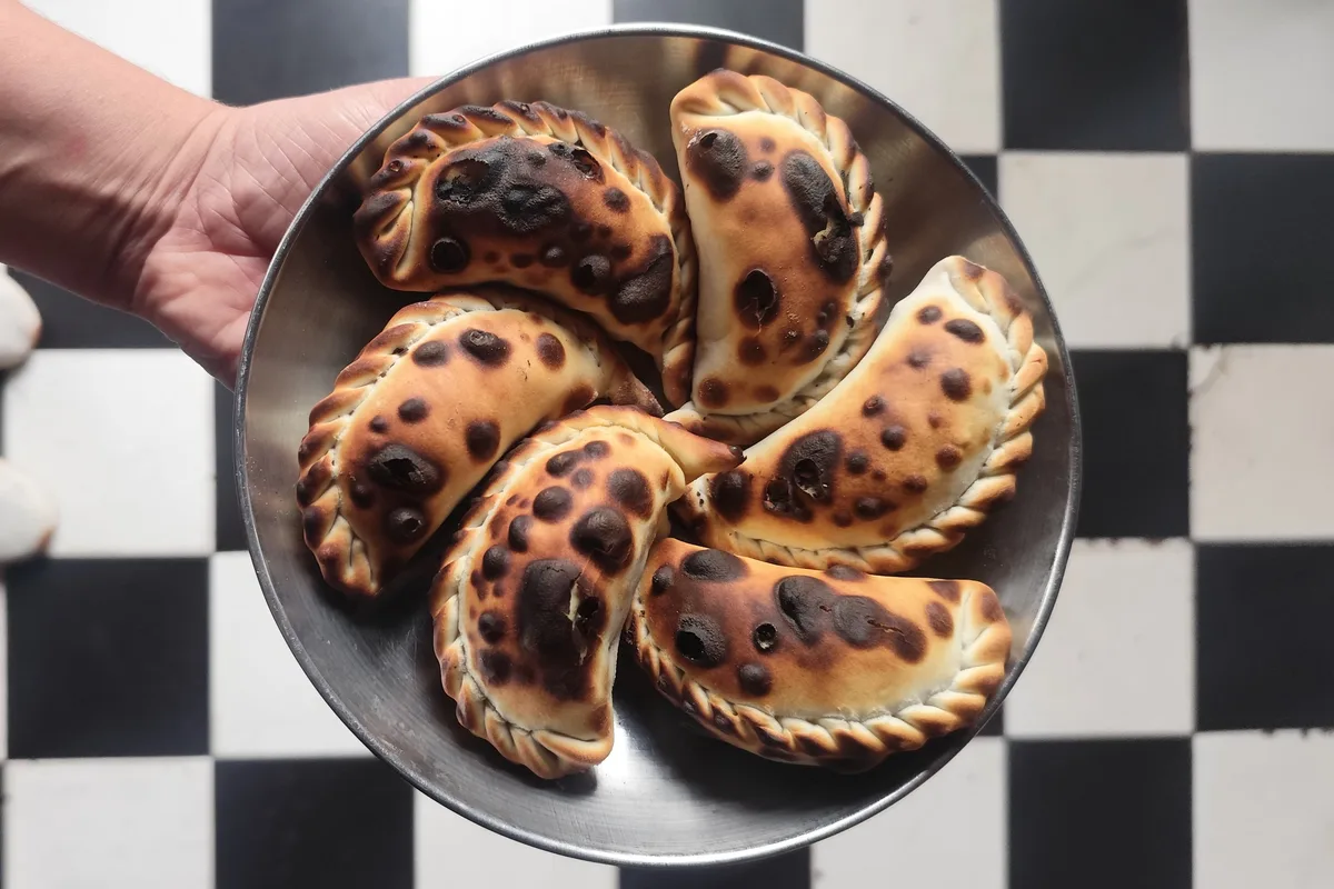 Cómo hacer una buena empanada artesanal, según cinco cocineros: la importancia de la masa, el rol del relleno y el modo de cocción
