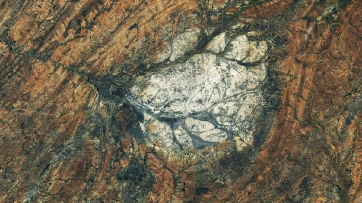 La NASA mira a Madagascar desde el espacio y encuentra "un trozo de 100 km² de la Luna en la Tierra" procedente de Gondwana
