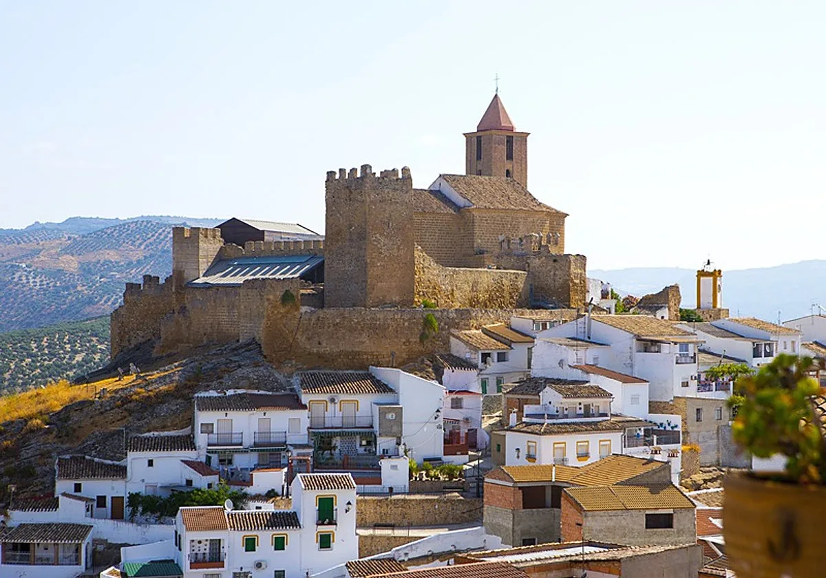 El pueblo blanco de Córdoba que parece una isla: está coronado por un castillo y sus casas parecen colgadas sobre el agua