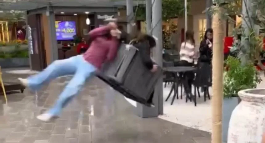 Iba feliz con su helado y terminó en el suelo: El brutal golpe que recibió una joven con un columpio en centro comercial de México