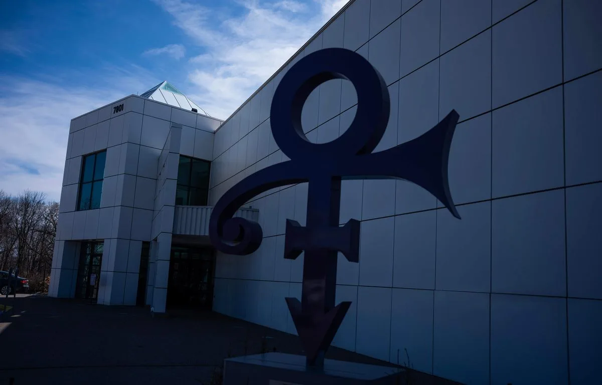 Ajouts posthumes, IA, mensonges, astroturfing ? C’est quoi cette polémique sur le nouvel album de Prince ?